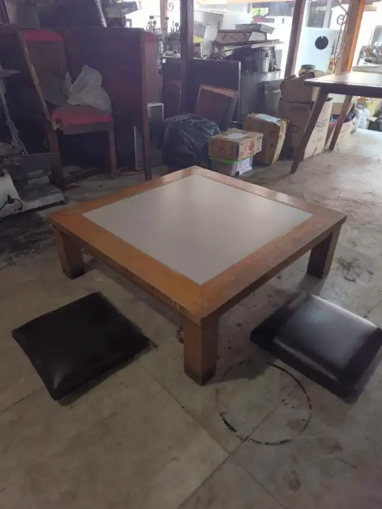 Meja makan lesehan bahan kayu top table keramik set 4 bantalan sofa