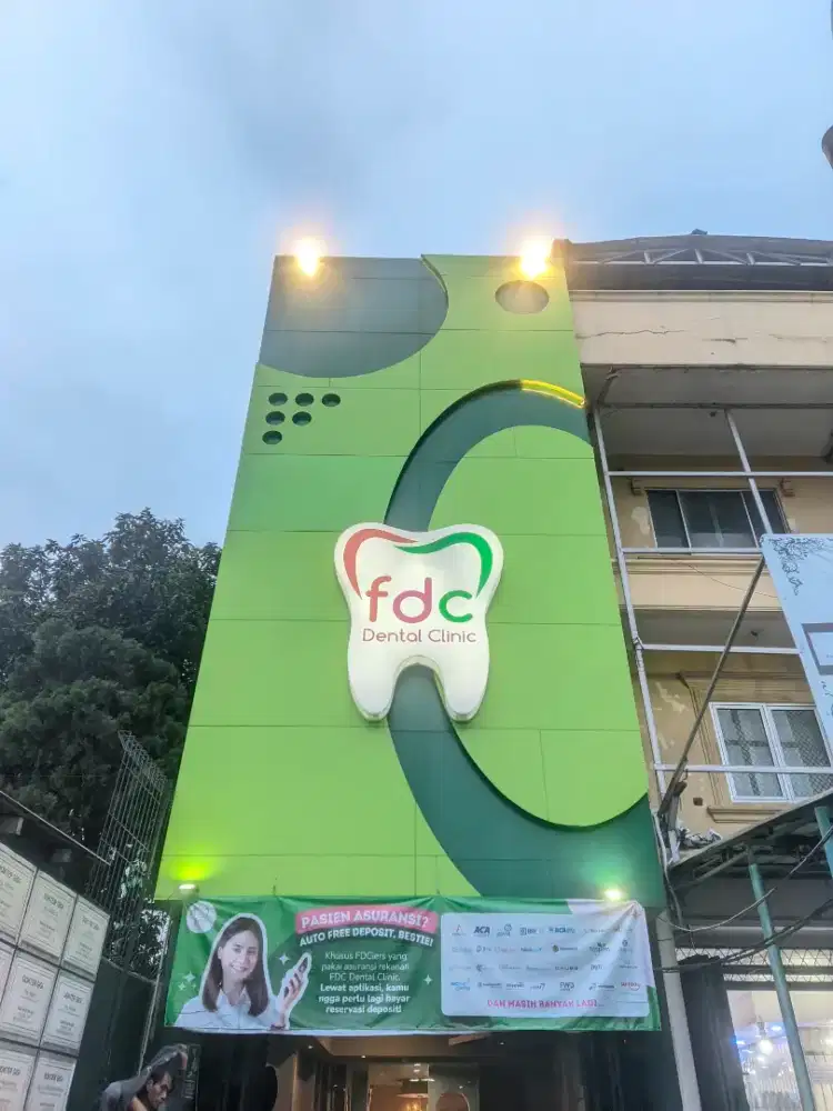 Pembersihan kaca gedung ruko DLL