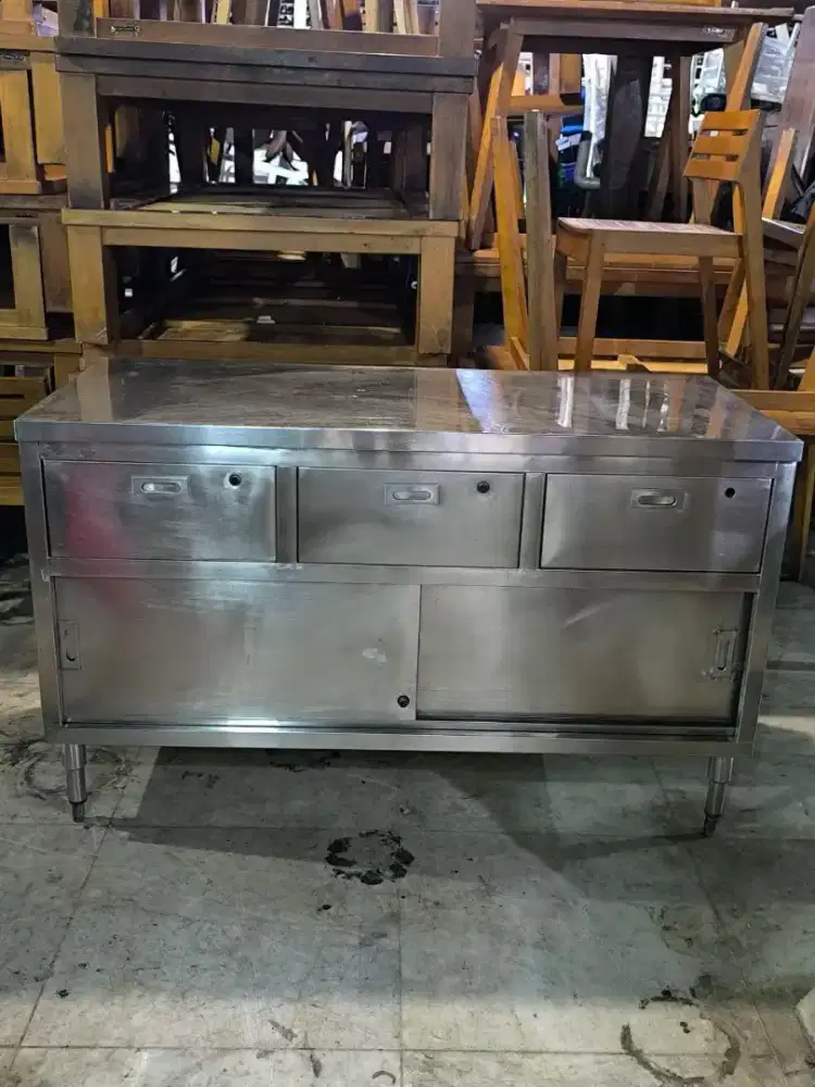 Meja kabinet pintu sliding with 3 laci Uk150×70×90
Stok 2 unit Hrg 4jt