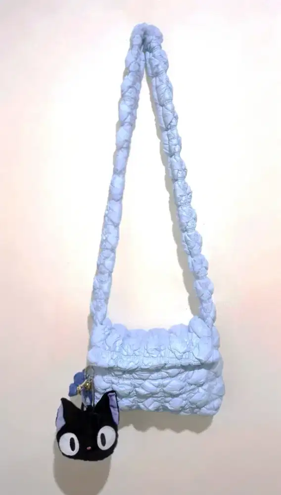 Tas Puffer Polyester Biru Pastel + Gantungan Kucing Lucu - HSC 2025