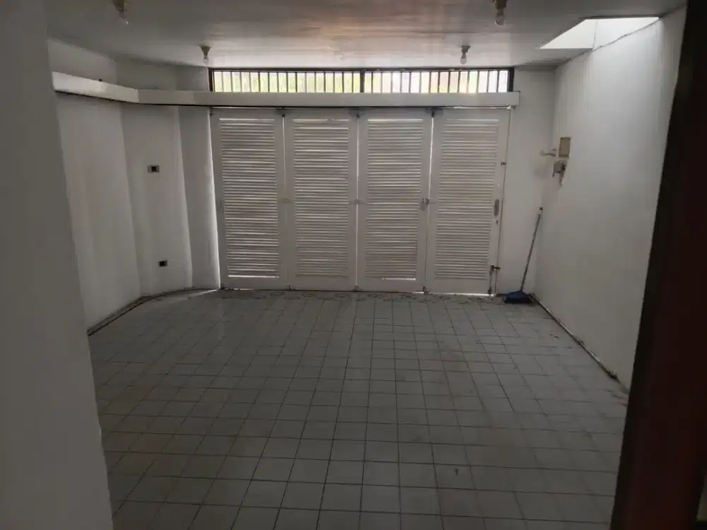 DISEWAKAN CEPAT RUMAH PURI INDAH SANGAT LUAS JAKARTA BARAT DAN LOKASI STRATEGIS