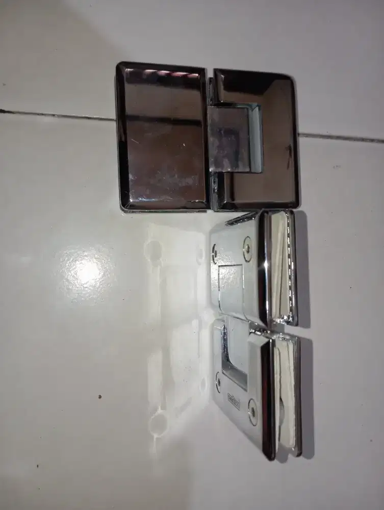 Engsel pintu kaca bathroom