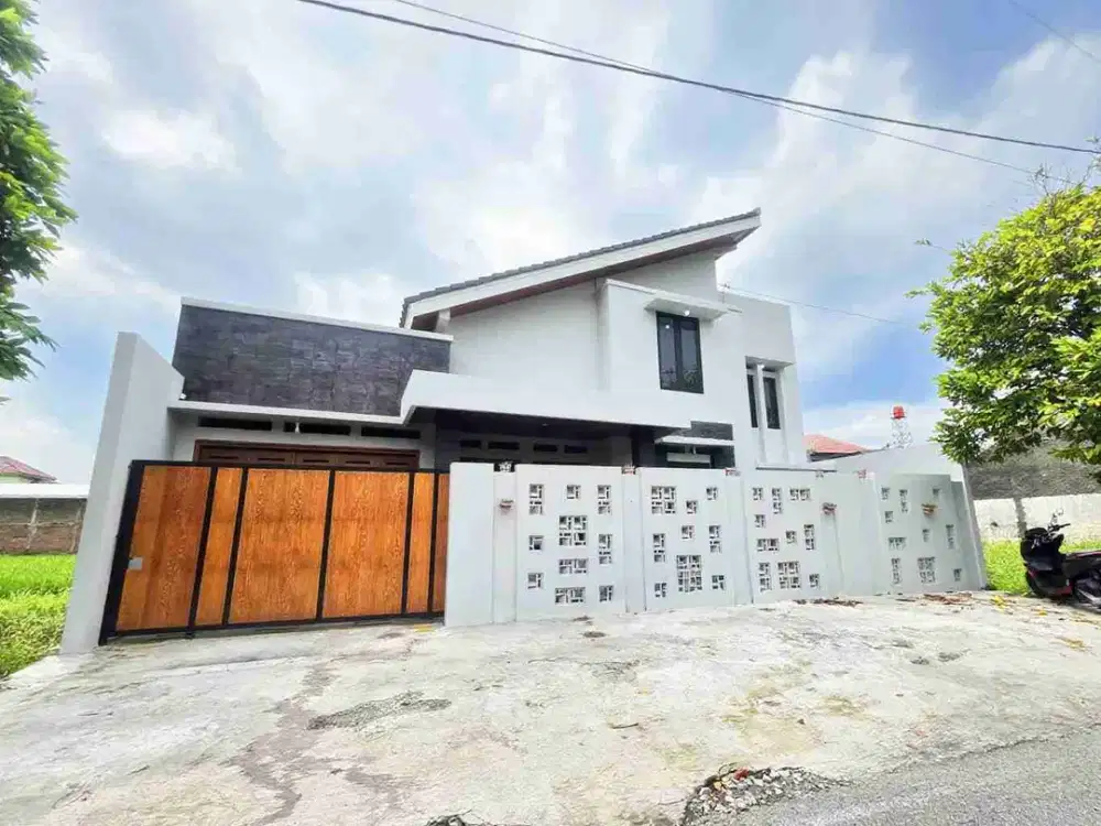 rumah mewah siap huni 2 lantai lokasi banyuanyar solo tengah kota dekat TOL