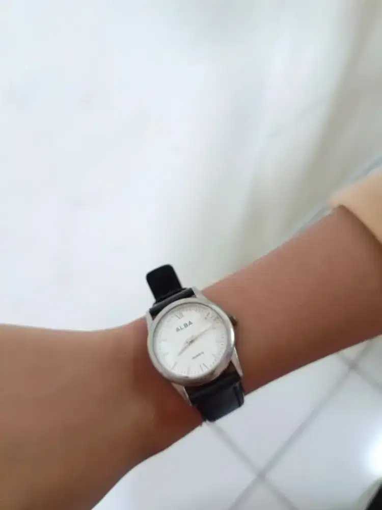 Jam Tangan Stylish – Masih Bagus & Siap Dipakai!