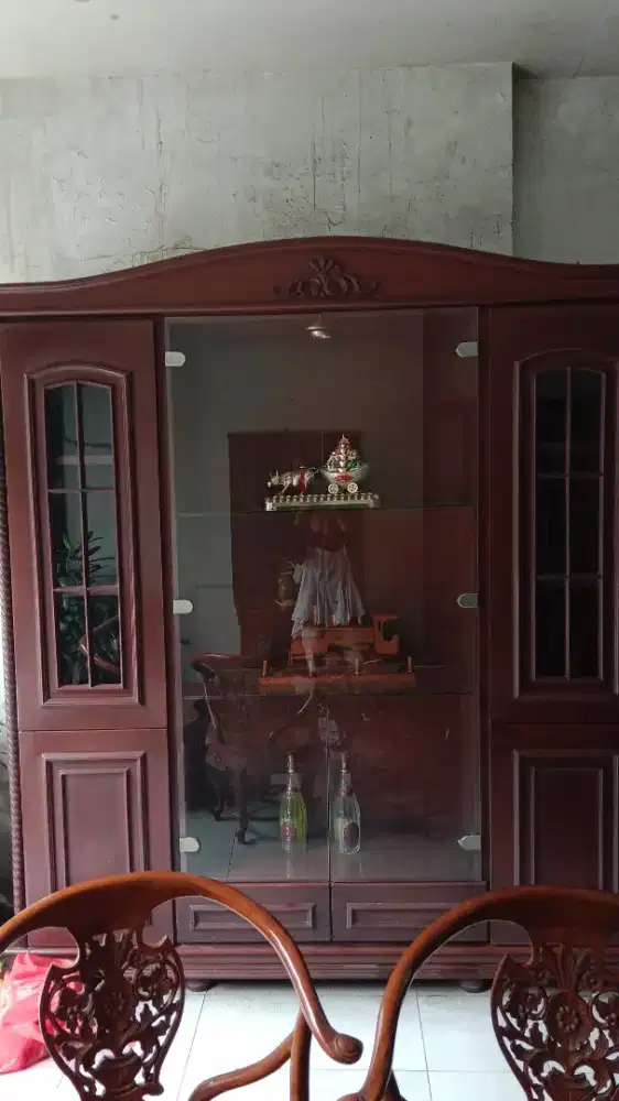 LEMARI HIAS KACA 4 PINTU