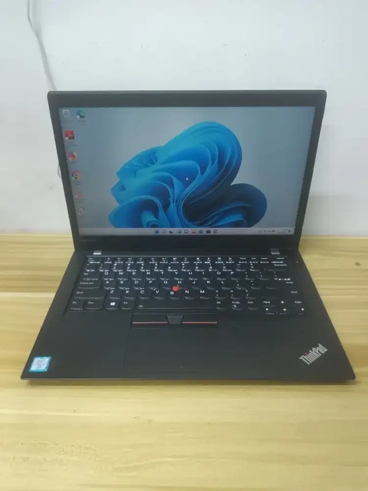 Lenovo Thinkpad T470s touchscreen. Core i5-6300u. Ram 8gb. Ssd 256gb