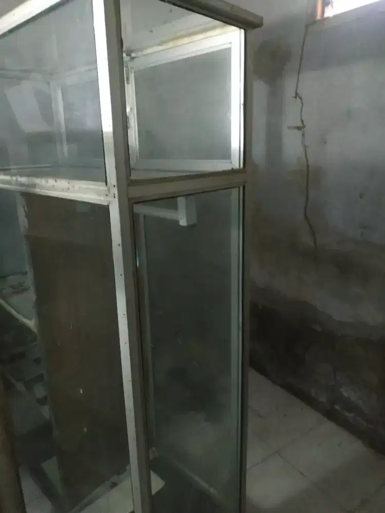 Etalase lemari  kaca
