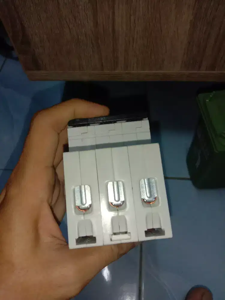 MCB dan rel pintu lemari geser