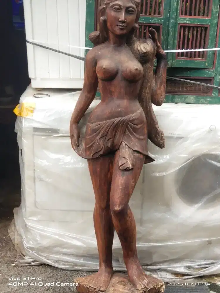 Patung Bali dari bahan kayu