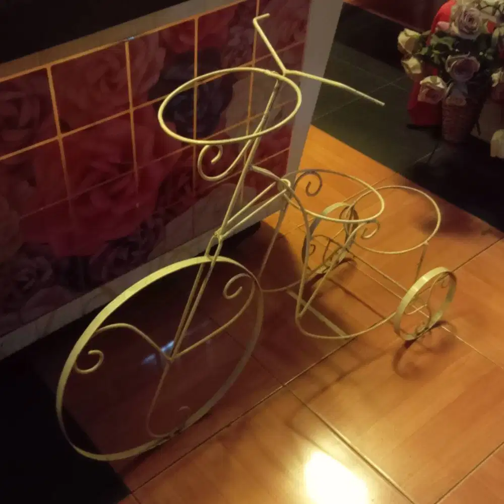 Sepeda besi untuk vas bunga (tanpa bunga)