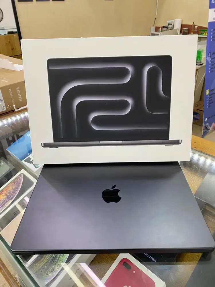 MacBook Pro M3 Pro 14inch Ram 18Gb/512Gb iBox mulus lengkap