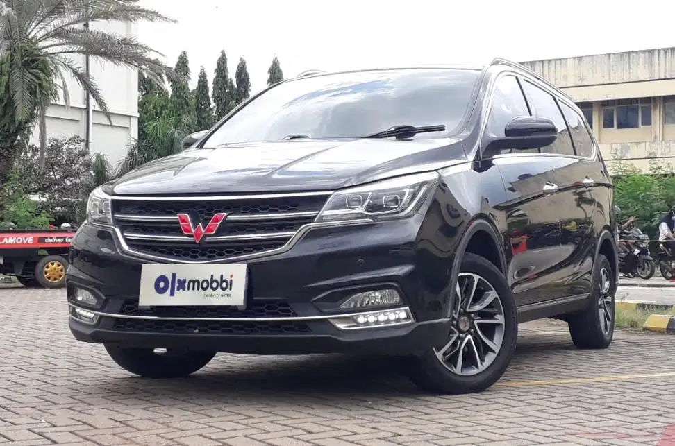 TDP 7,JT Wuling Cortez 1.8 L Lux Plus Bensin-AT Hitam 2018