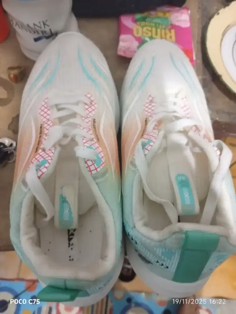 Sepatu olahraga UK 43