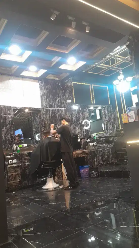 Barber shop stylis rambut pria