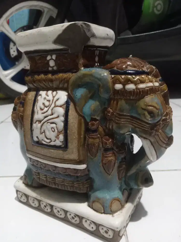 Pajangan keramik Thailand