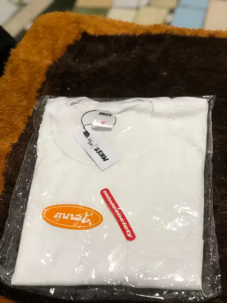 kaos pendek putih