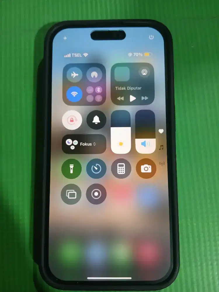 Iphone 15 pro Ibox pemakaian wanita masih mulus dan gress