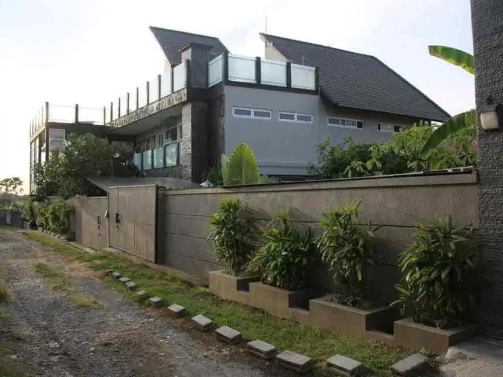 VILLA FOR SALE
BERAWA  CANGGU
WALKING DISTANCE TO  
 TO RESTORANT & cafe