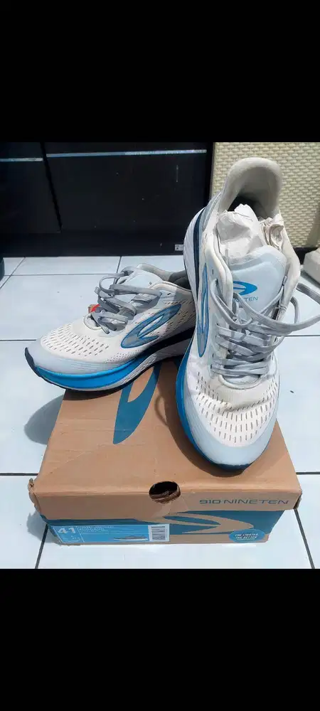Sepatu running nineteen