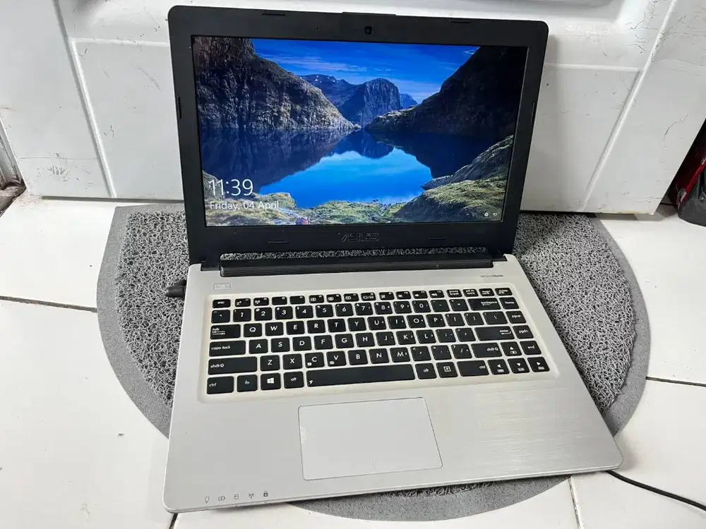 Laptop asus k46cm hitam mulus gaming dual vga  Windows 10 pro 64bit