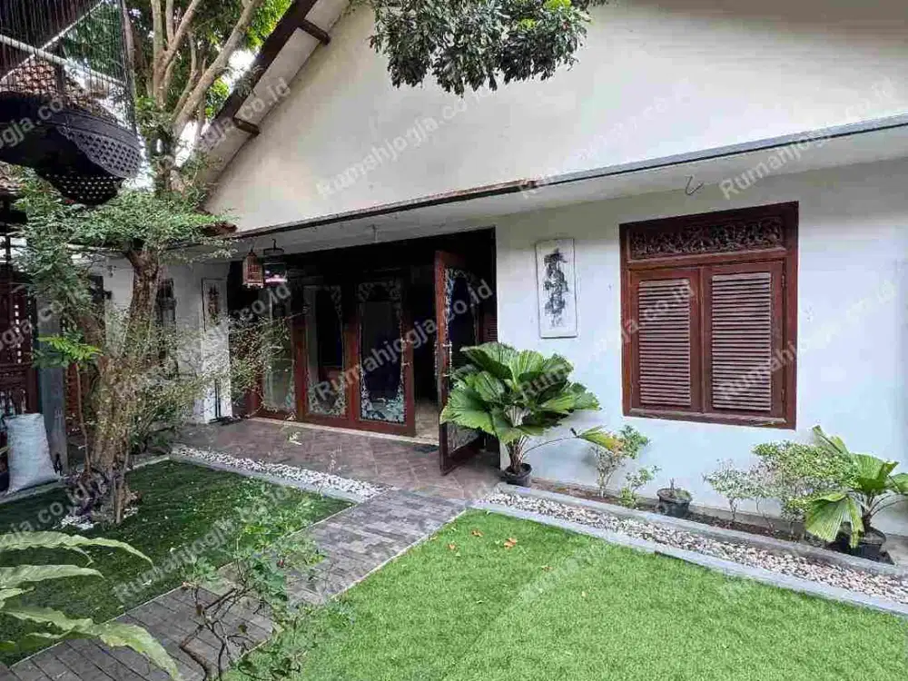 rumah full furnished dengan tanah luas Maguwoharjo sleman