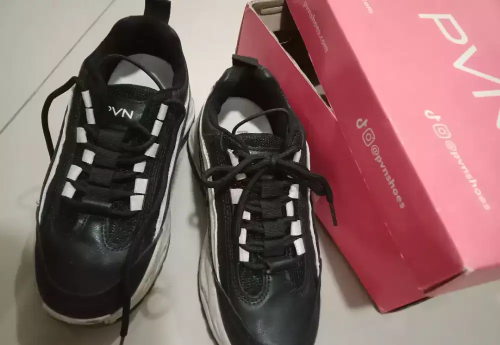 Dijual sepatu sneakers anak