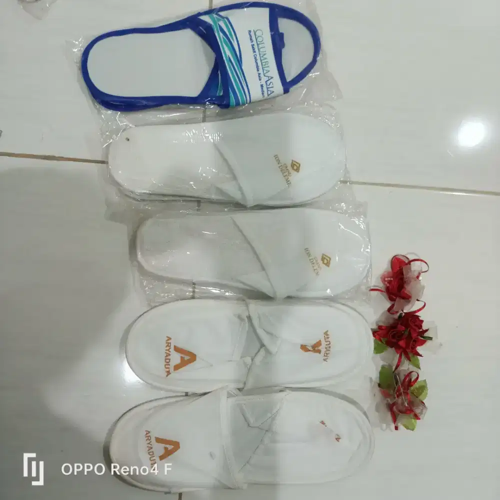 Sandal sekali pakai & bunga