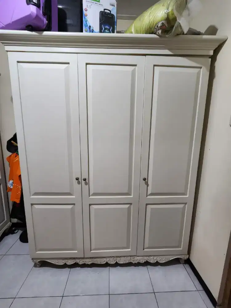 lemari pakaian ada 2 biji