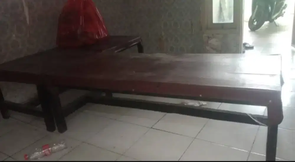 Meja Lesehan ada 3 pcs