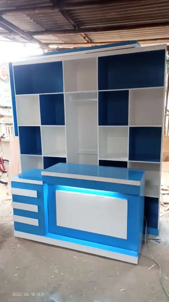 Rak dan meja kasir laundry