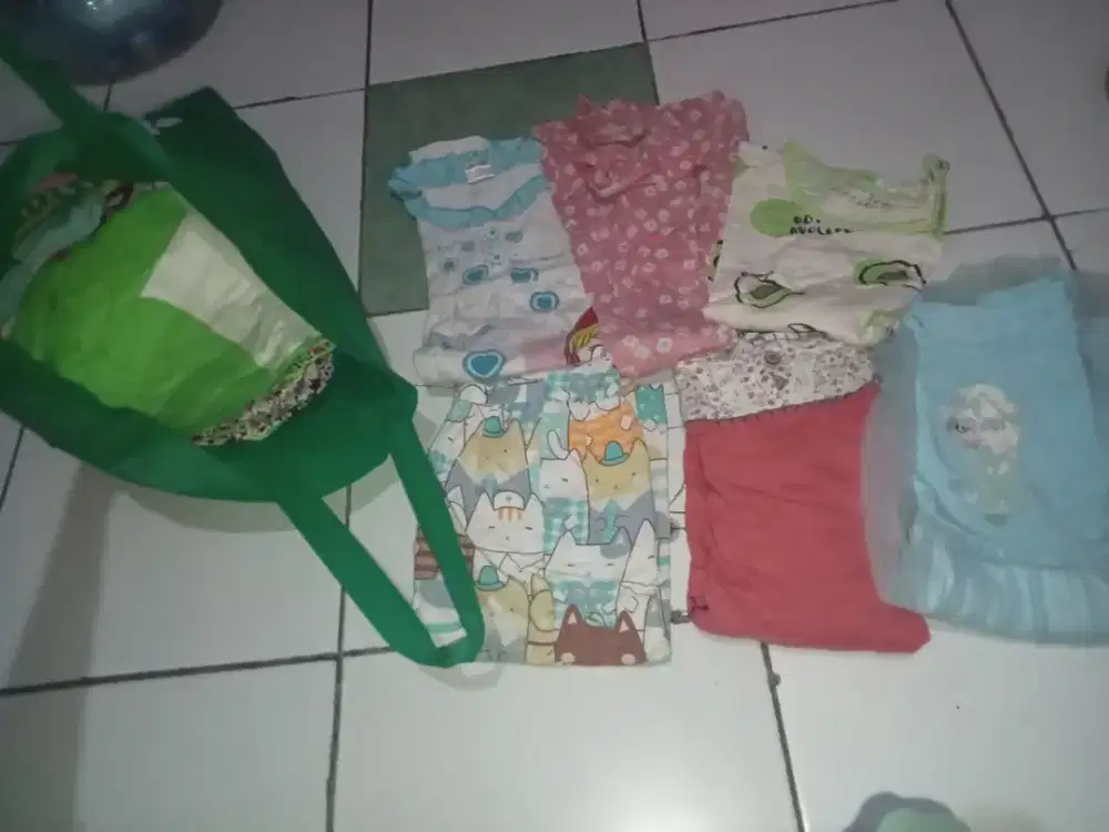 Dijual baju baju bekas anak usia 3 sampai 4 tahun