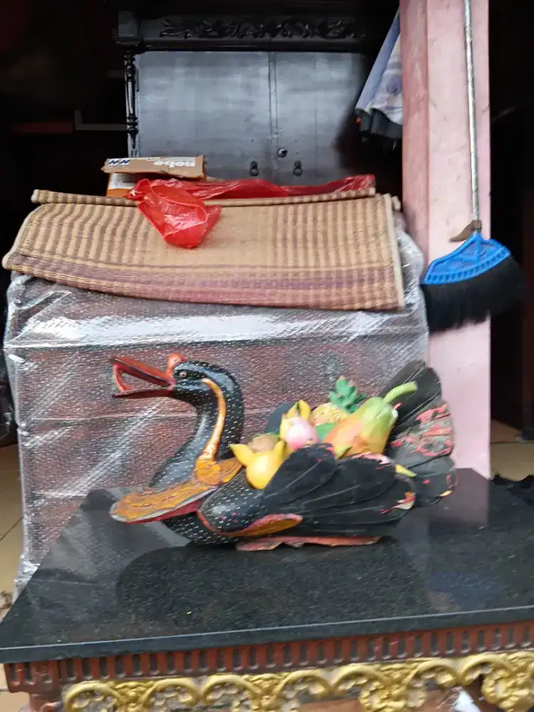 Patung bebek antik wadah buah dan buah buahanya