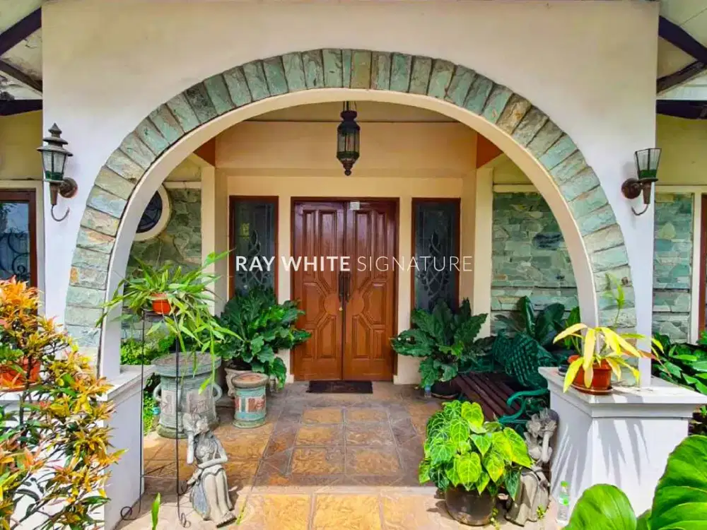 Rumah Klasik 2 Lantai Lokasi Strategis di Cilandak