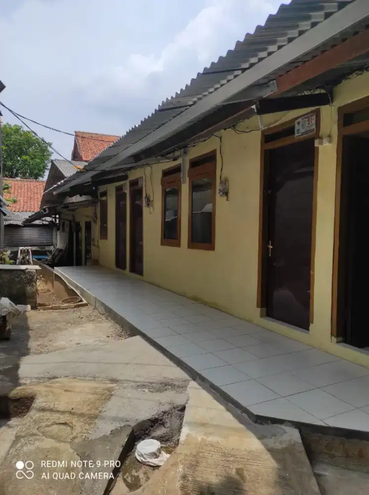 Disewakan rumah petak, lokasi strategis, jalanan masuk mobil.