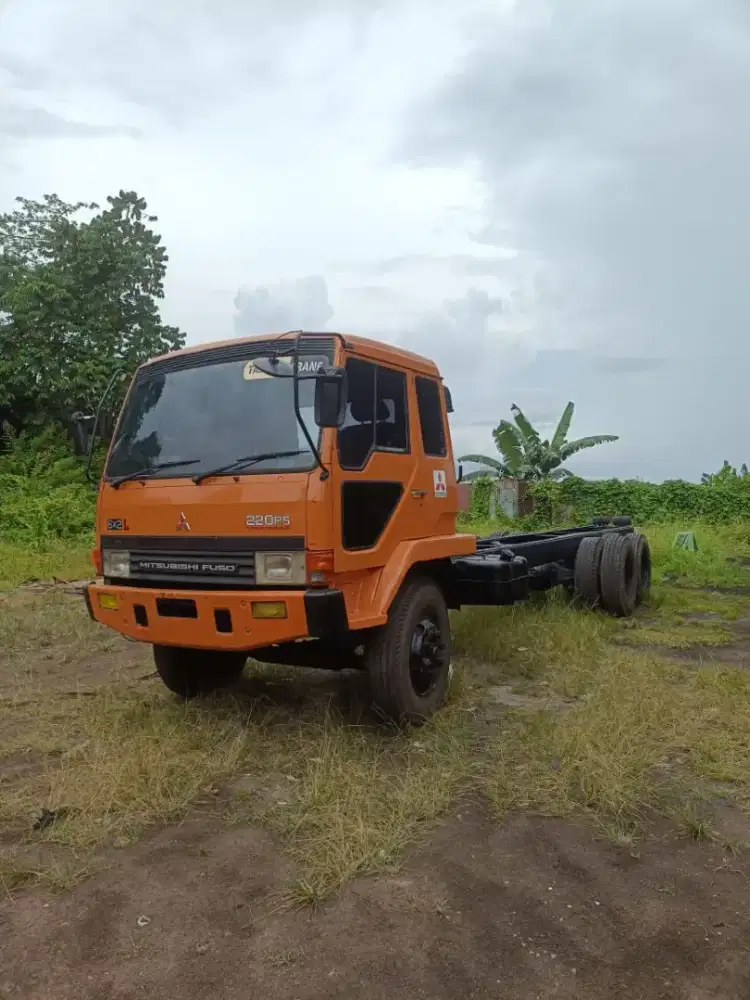 Kepala truck Mitsubishi beserta chasis nya tahun 2013