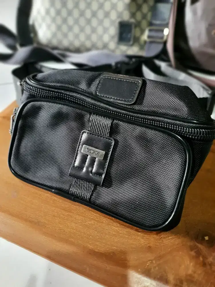 SLINGBAG BRAND TUMI ORIGINAL BARANG LIKE NEW