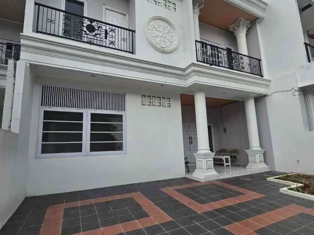 Rumah baru design klasik eropa ada Kolam Renang megacinere Dekat Pintu Tol one gate system