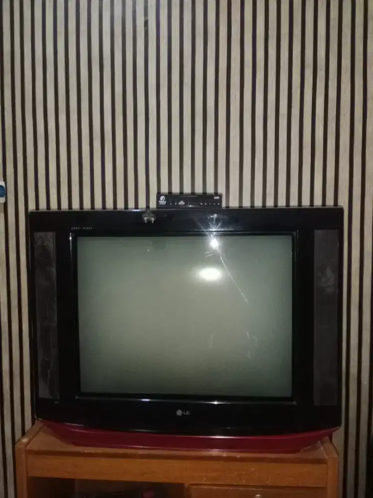 TV Tabung Merk LG 29 inch ( warna merah hitam )