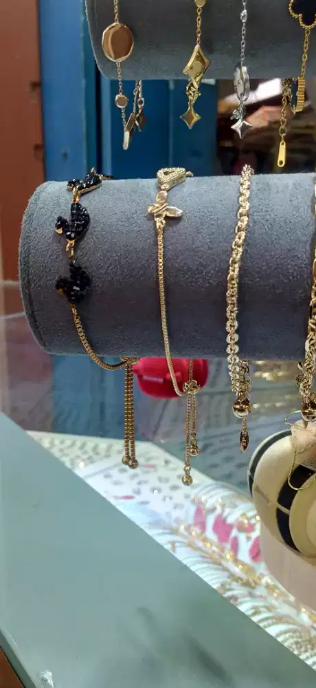 Jual beli emas dan perak serta titanium