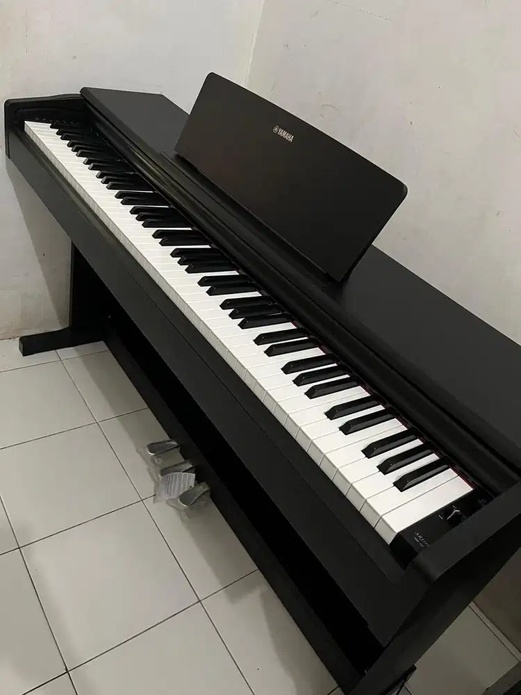 Piano Yamaha Arius YDP 144