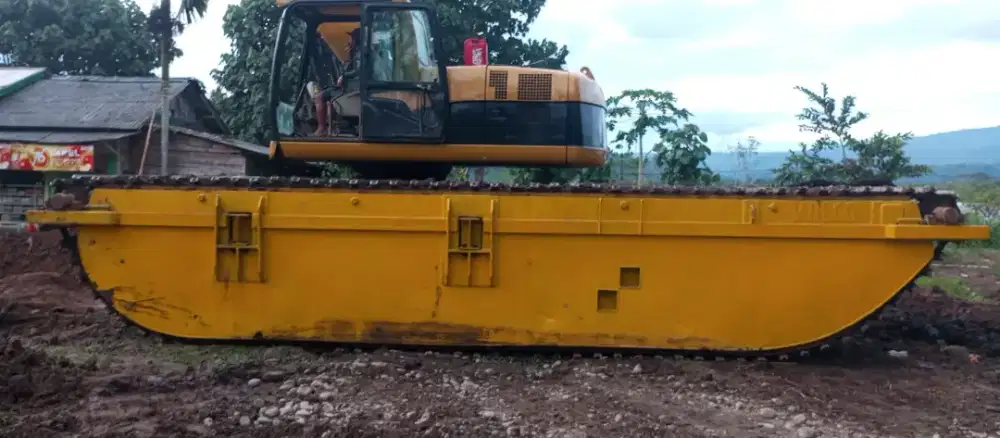 Amphibious excavator Caterpillar 320D