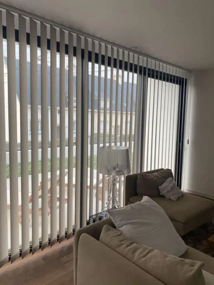 vertical blinds jendela rumah minimalis modern