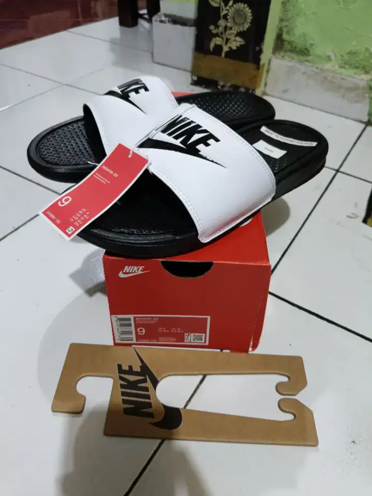Sandal Pria Nike Benassi JDI Size 42.5 (27 cm) Kondisi Baru Original