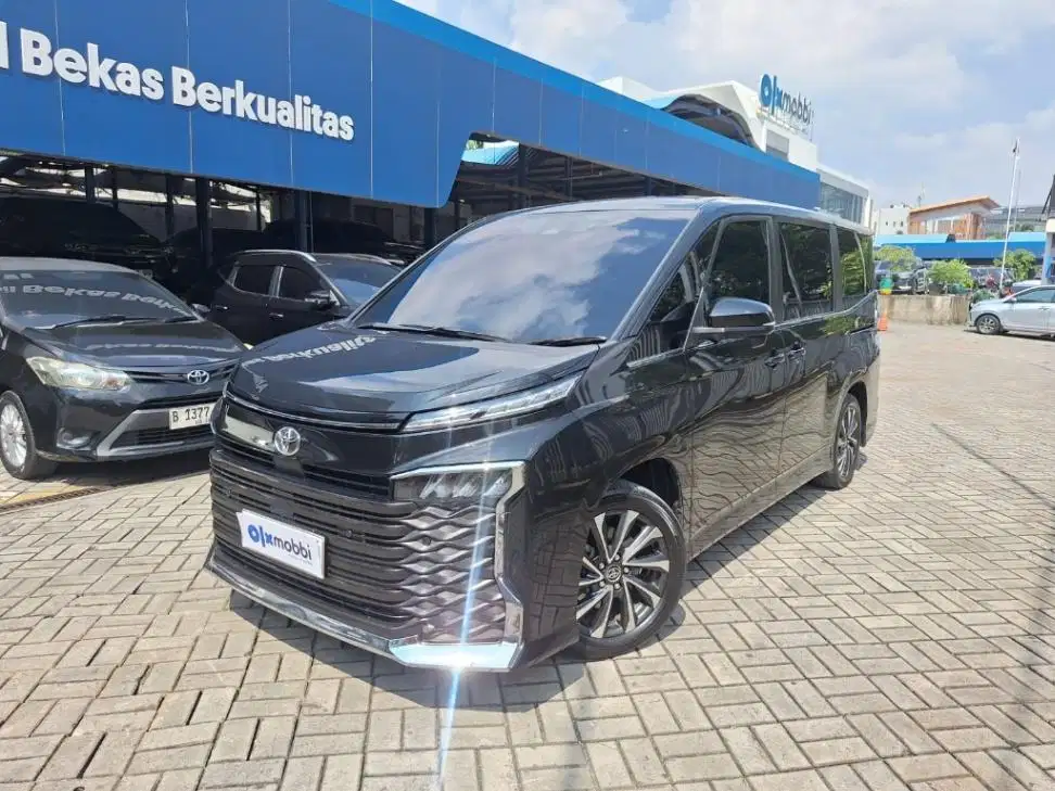 LOW DP Toyota Voxy 2.0 Bensin-AT 2023 KEN