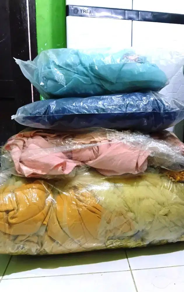 Di jual paket 5 gaun preloved ex butiq harga lebih murah