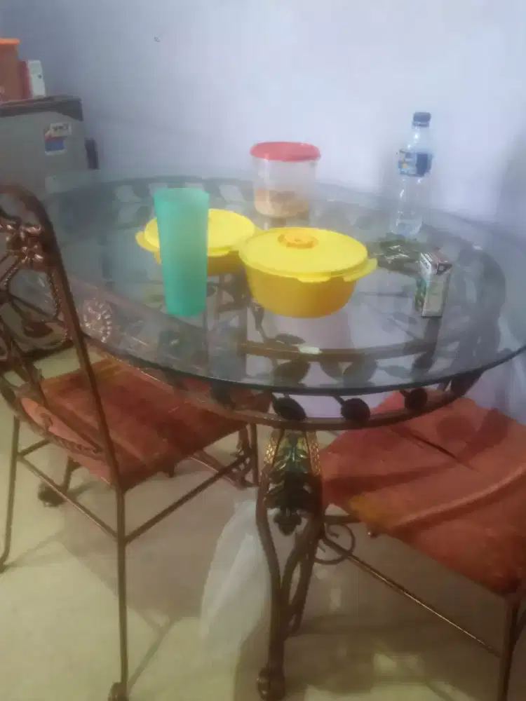 Meja makan rangka besi baja