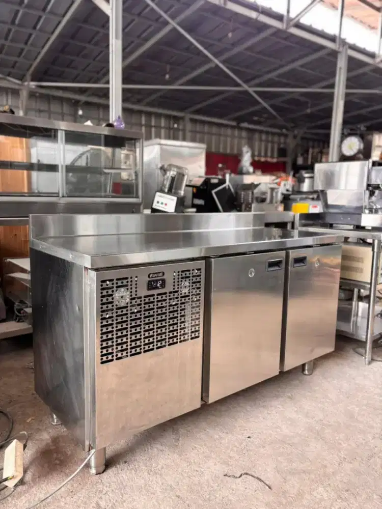 Undercounter Chiller 2 pintu
Merk Nayati 
Ukuran 153x60x85

Harga 8jt