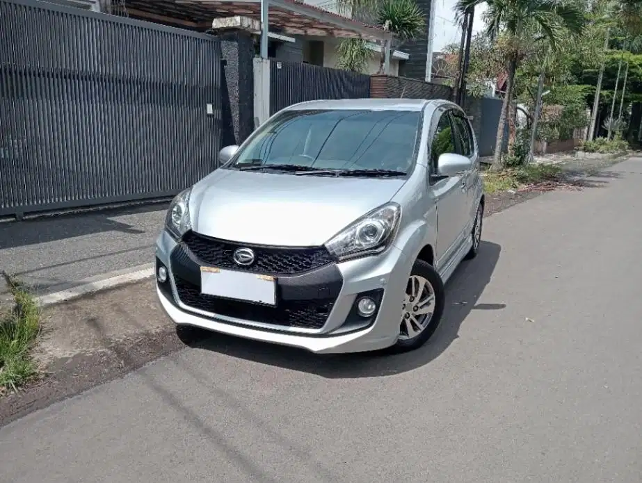 Like New - DAIHATSU SIRION 1.3 D BENSIN M/T 2016 SILVER