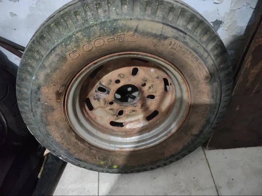 Velg dan Ban Cadangan Tossa R12