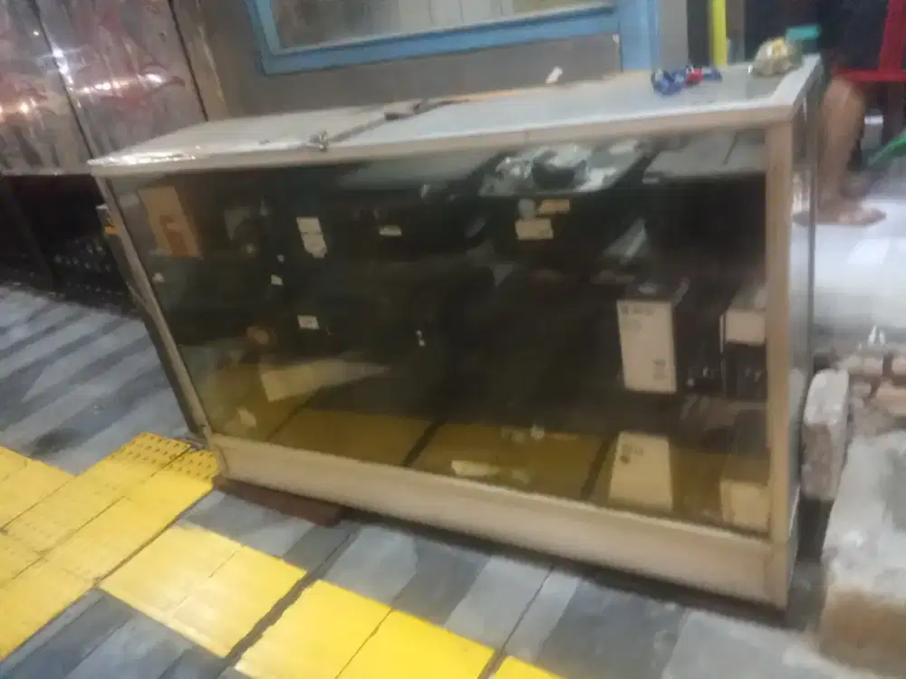 Etalase lama kokoh dan kuat